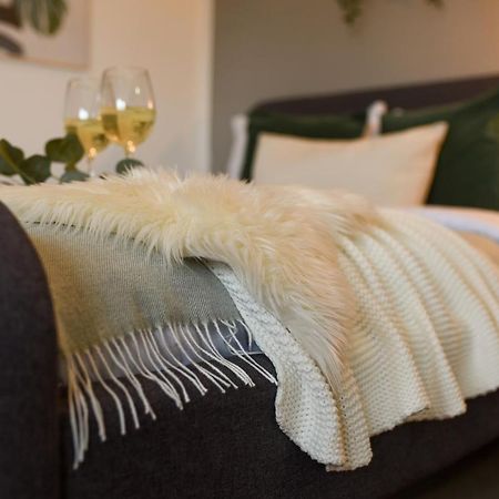 Read All About It - Stylish Central Studio Bucureşti Ngoại thất bức ảnh