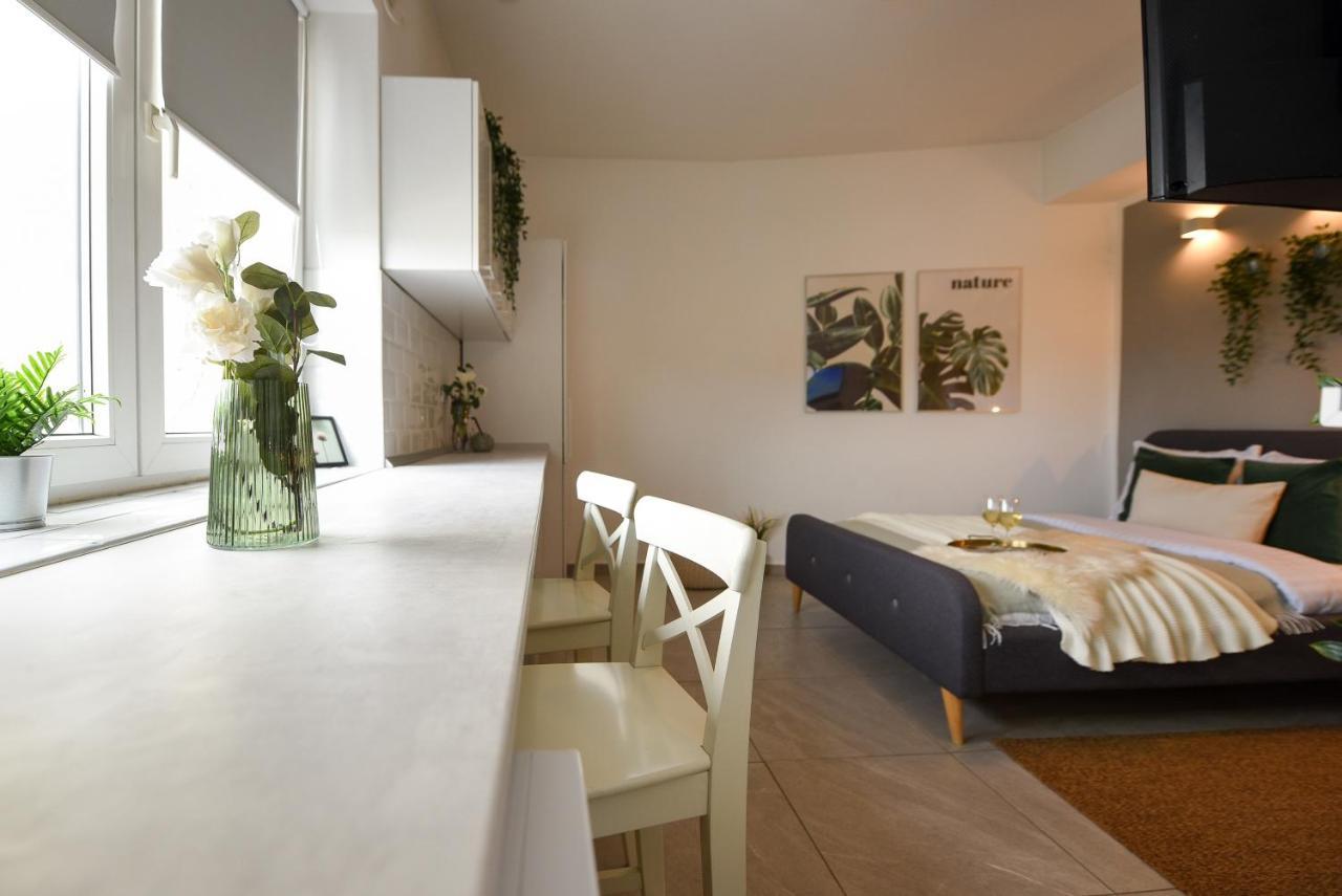 Read All About It - Stylish Central Studio Bucureşti Ngoại thất bức ảnh